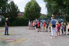 Sportfest unter einem Himmel in Heideschulfarben